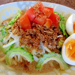 ピリ辛そぼろとトマトのゴマダレうどん